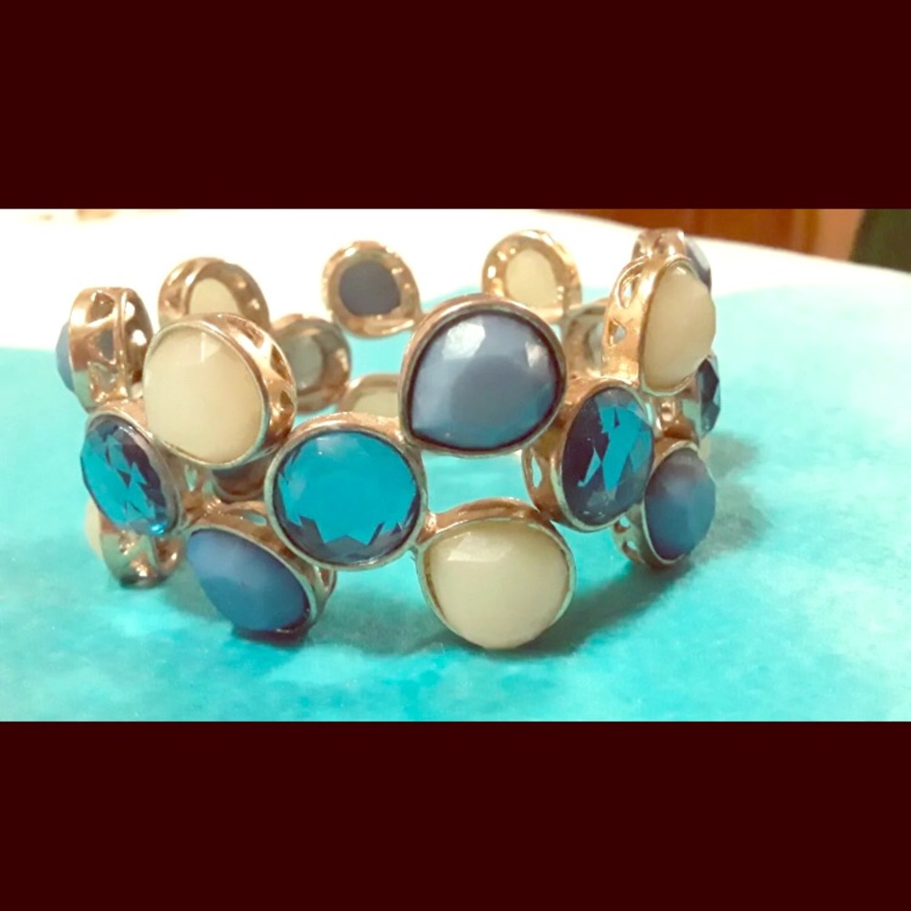Blue and white teardrop beaded bracelet